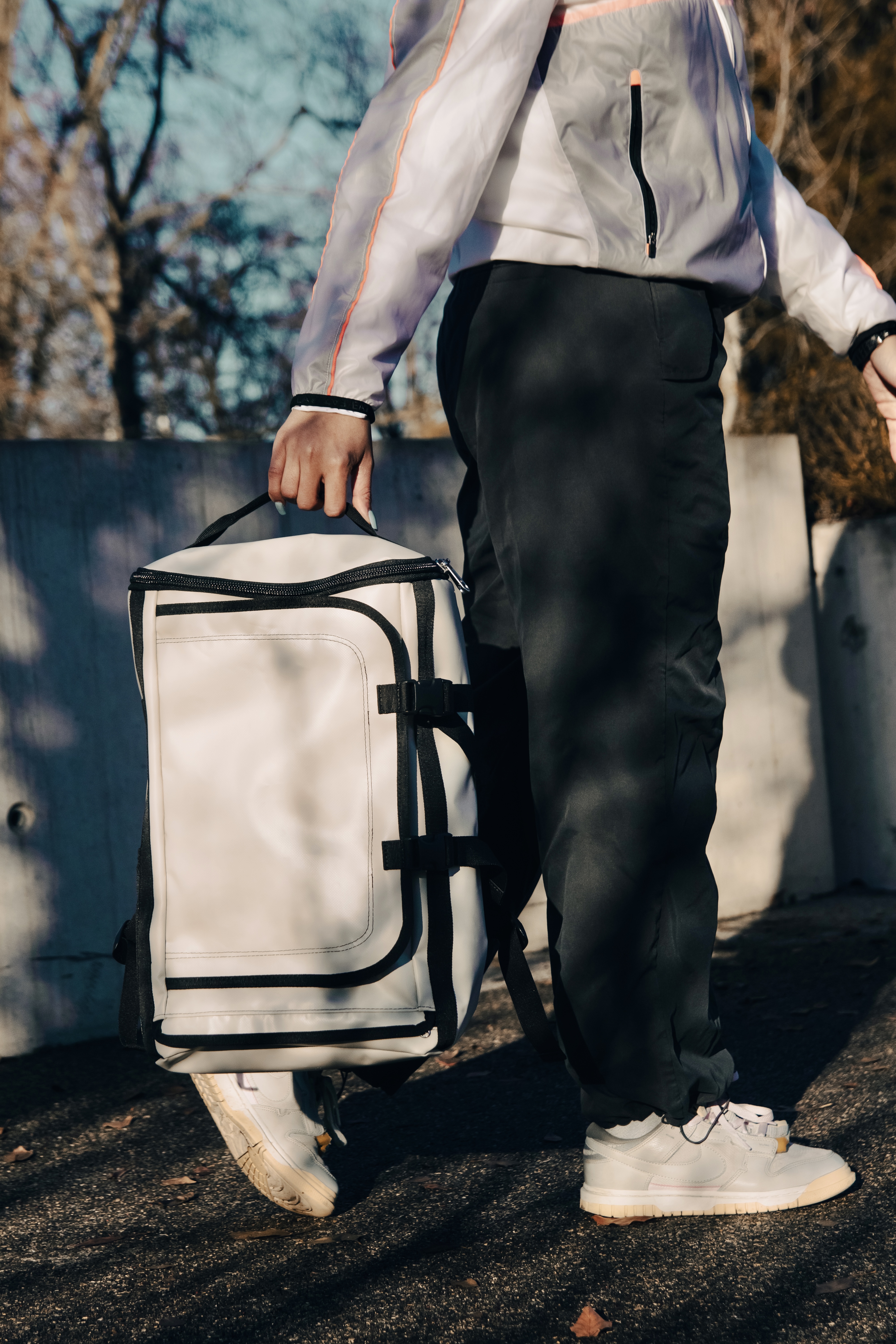 INVIA Bag blanc porté en ville