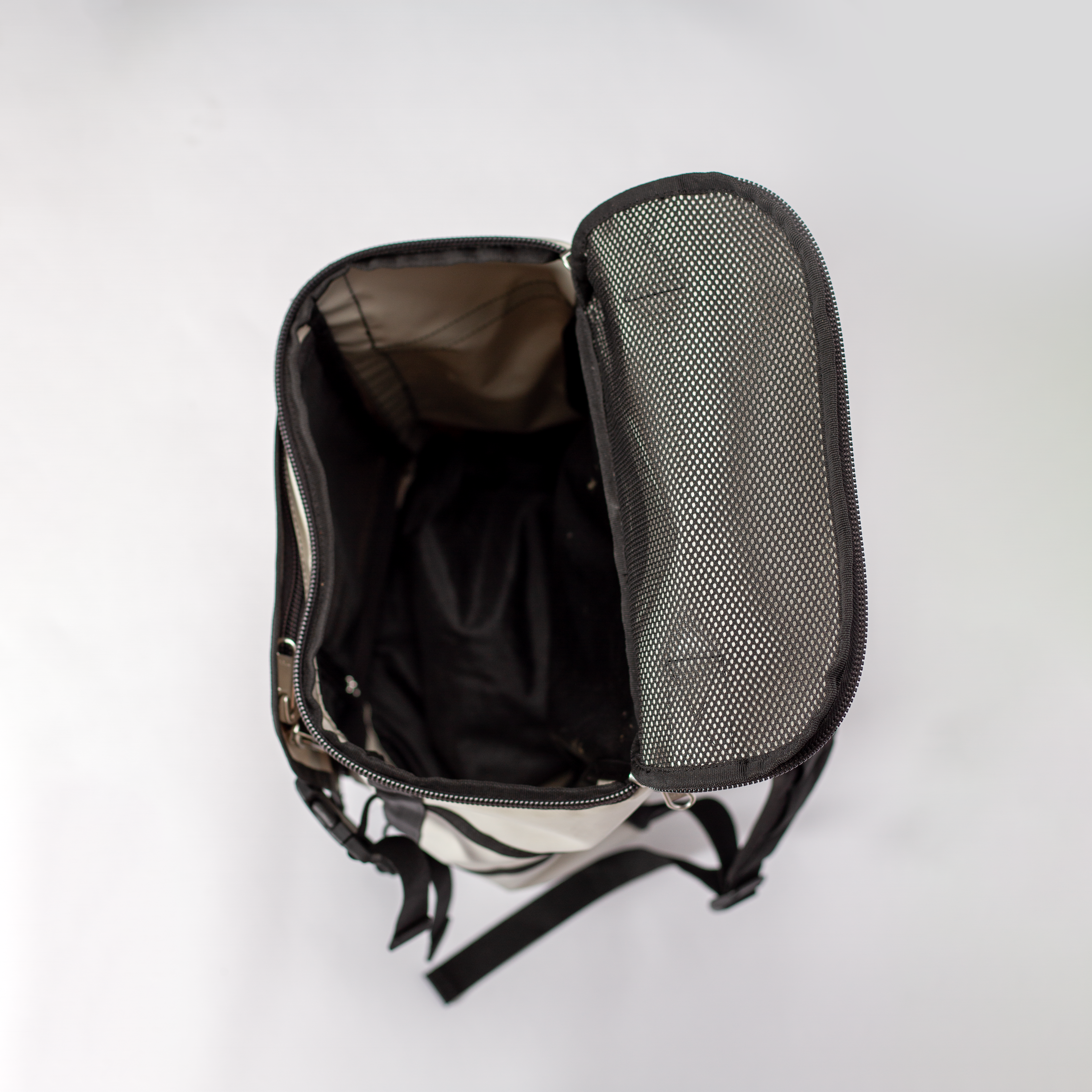 INVIA Bag ouvert montrant l'intérieur